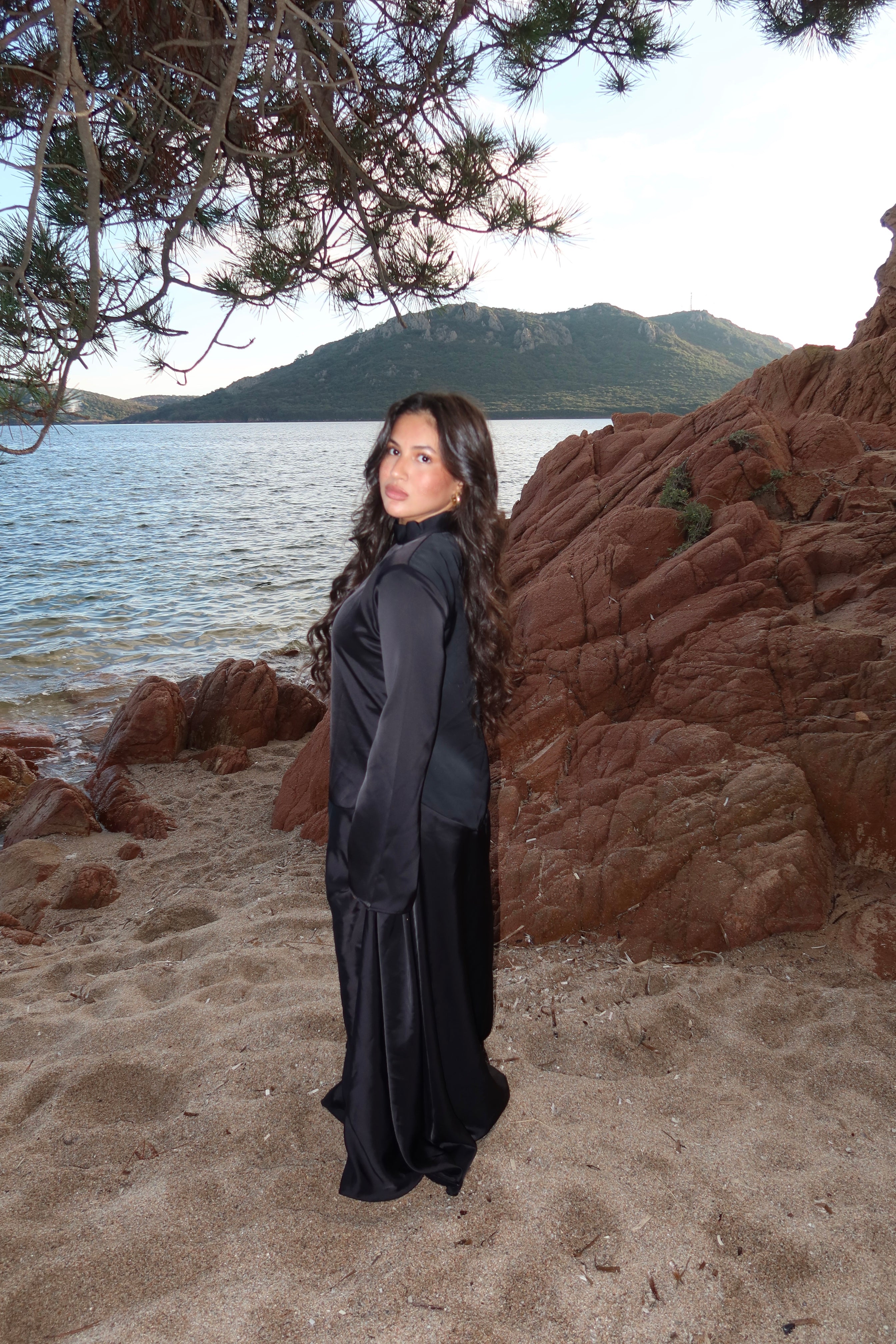 KELLIE - Robe longue en satin à manches évasées et taille tombante  - Noir