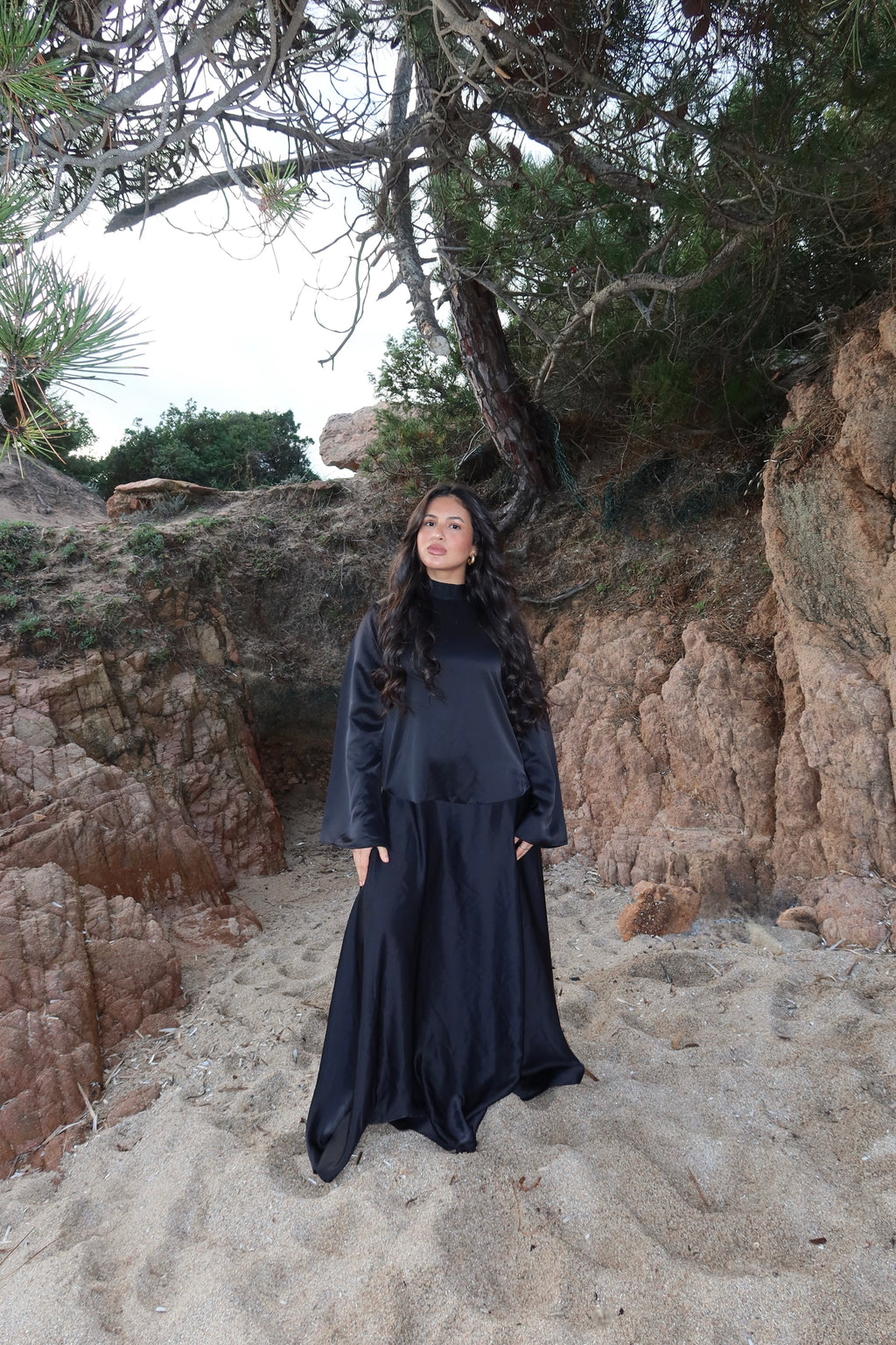 KELLIE - Robe longue en satin à manches évasées et taille tombante  - Noir