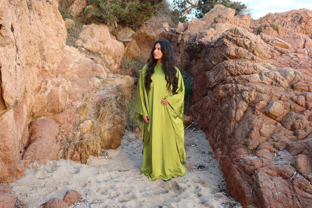 HARPER - Robe longue en satin à manches papillon - Olive