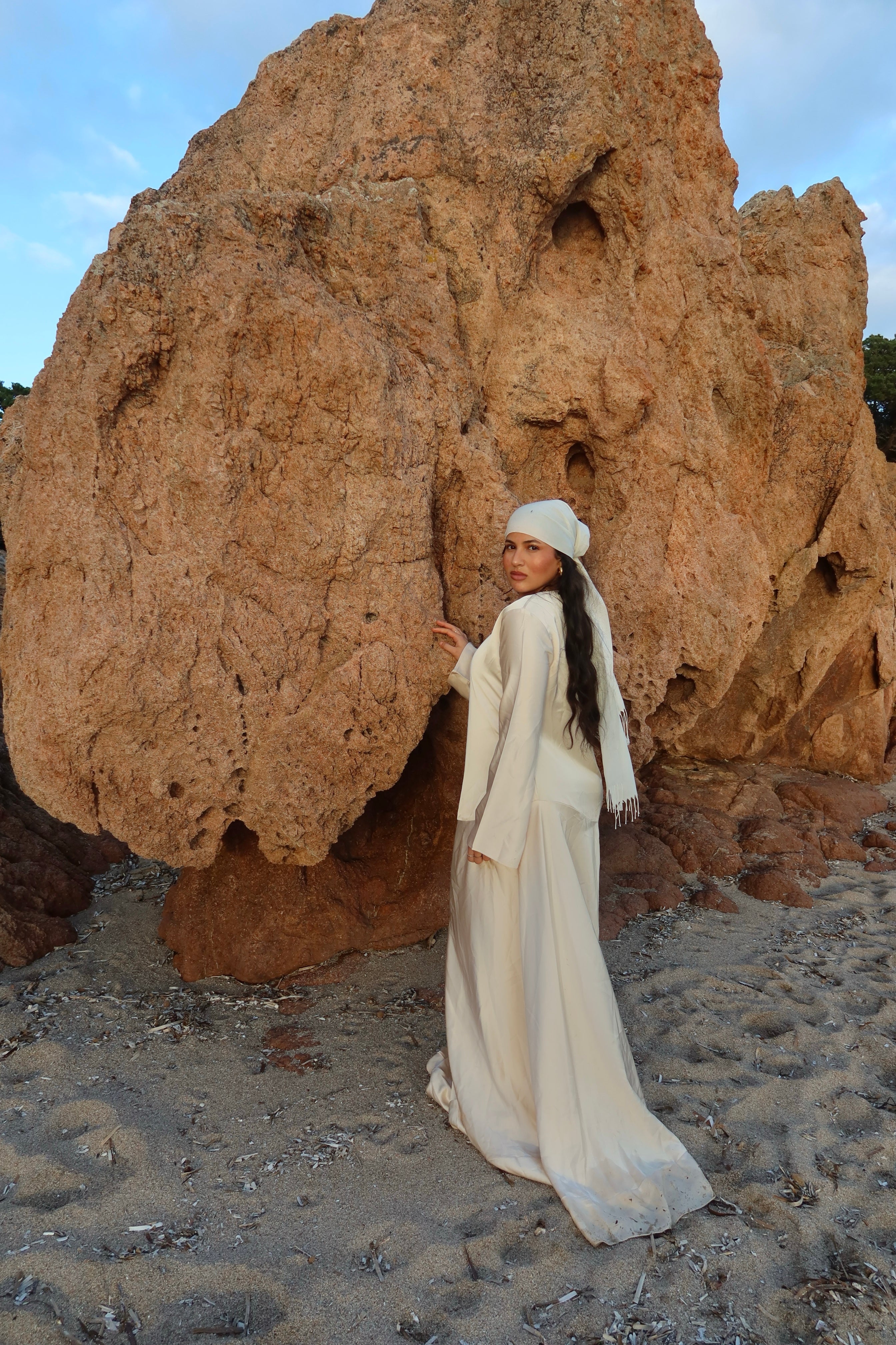 KELLIE - Robe longue en satin à manches évasées et taille tombante - Ivoire